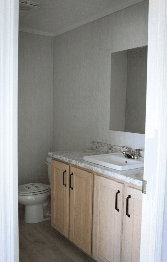 442 bathroom home features