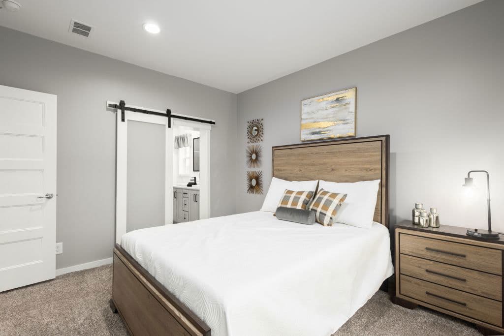 Pinecrest elite modular pgm5009-p bedroom home features