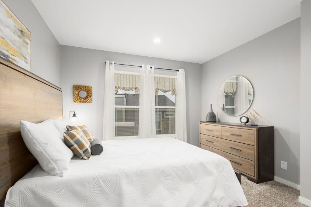 Pinecrest elite modular pgm5009-p bedroom home features