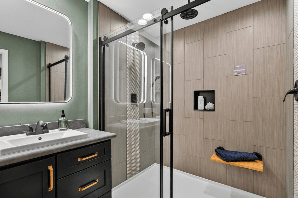 Francisco 4 bathroom home features