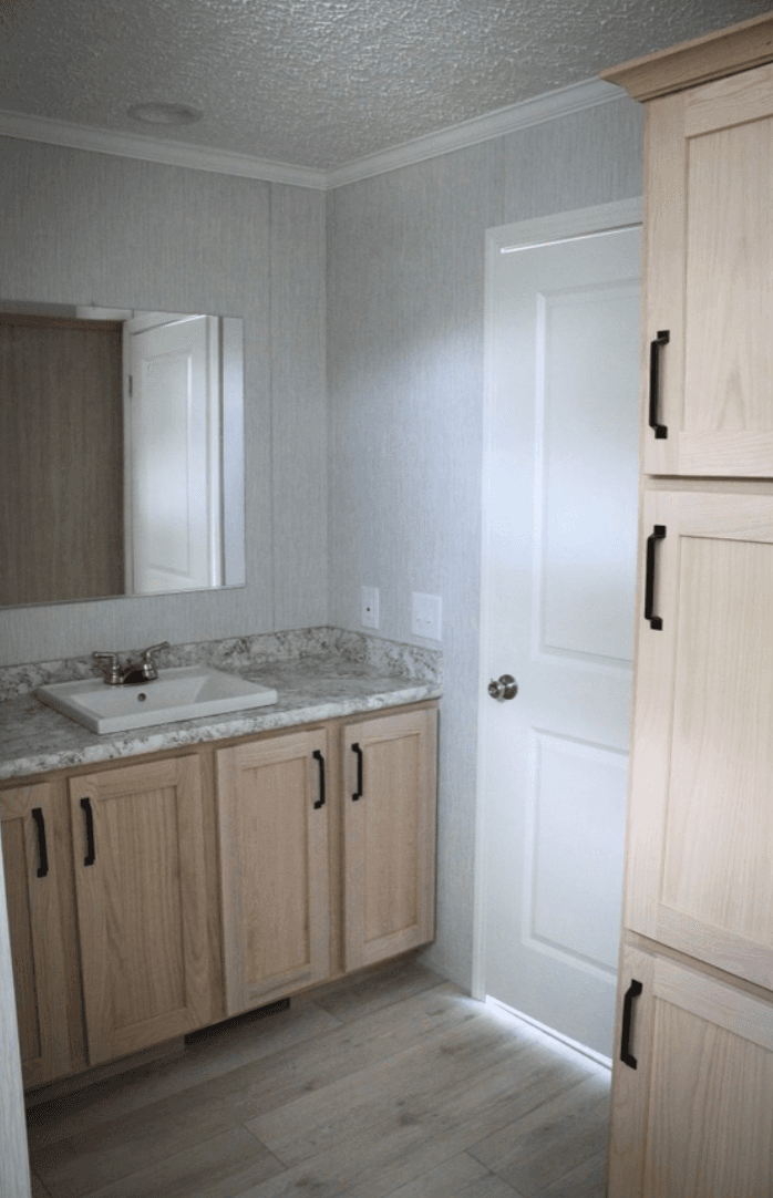 442 bathroom home features