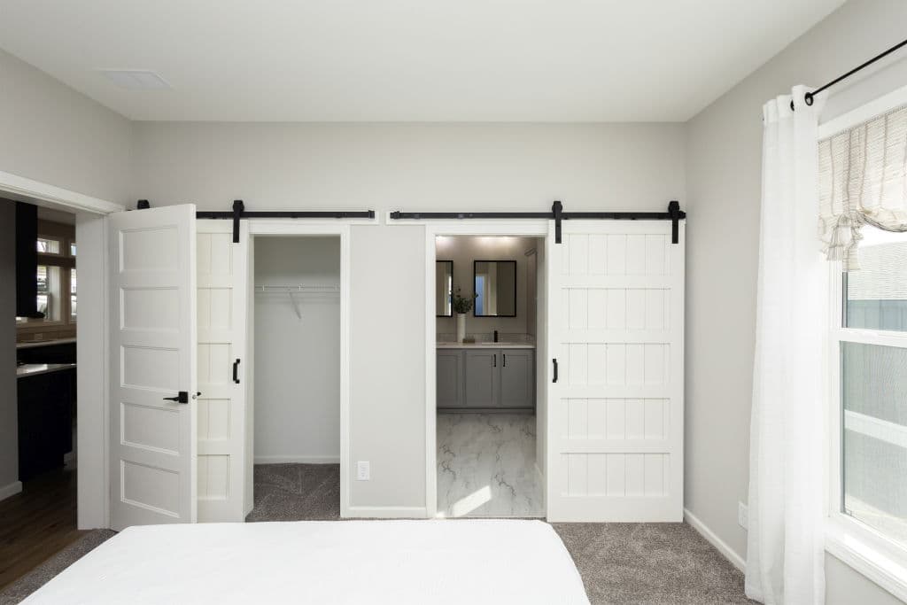 Pinecrest elite modular pgm5008-p bedroom home features