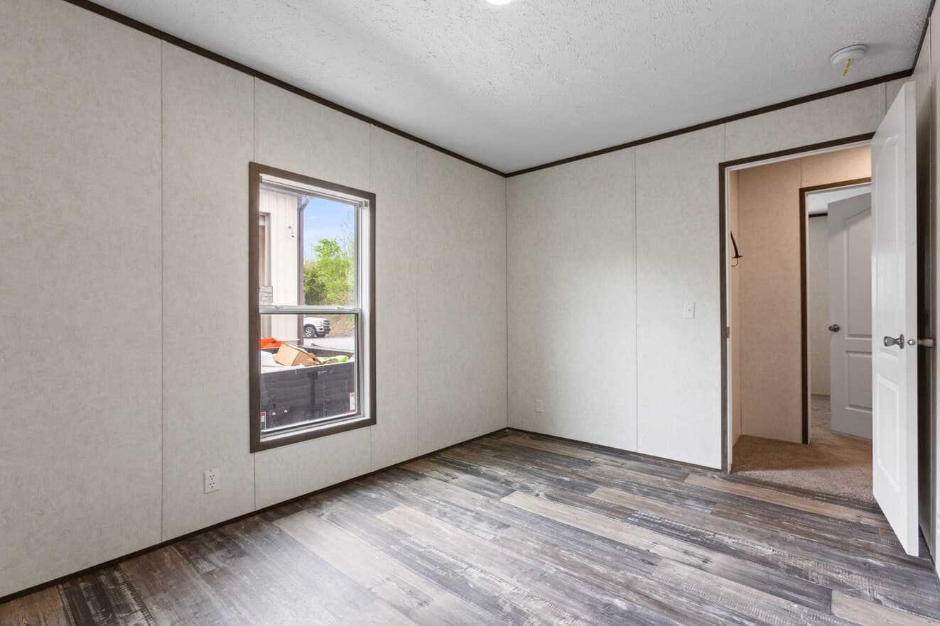Express 28443w bedroom home features
