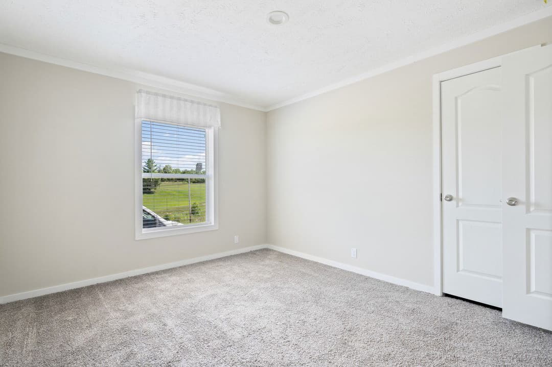 Champ 28563t bedroom home features