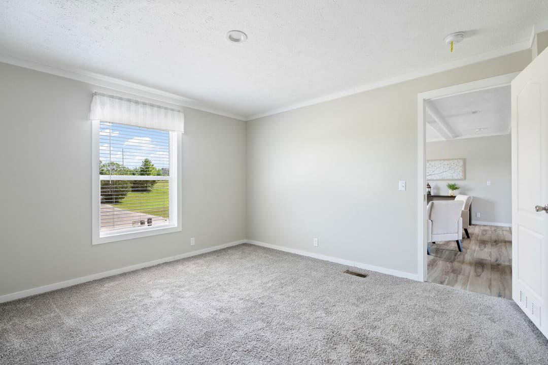 Champ 28563t bedroom home features