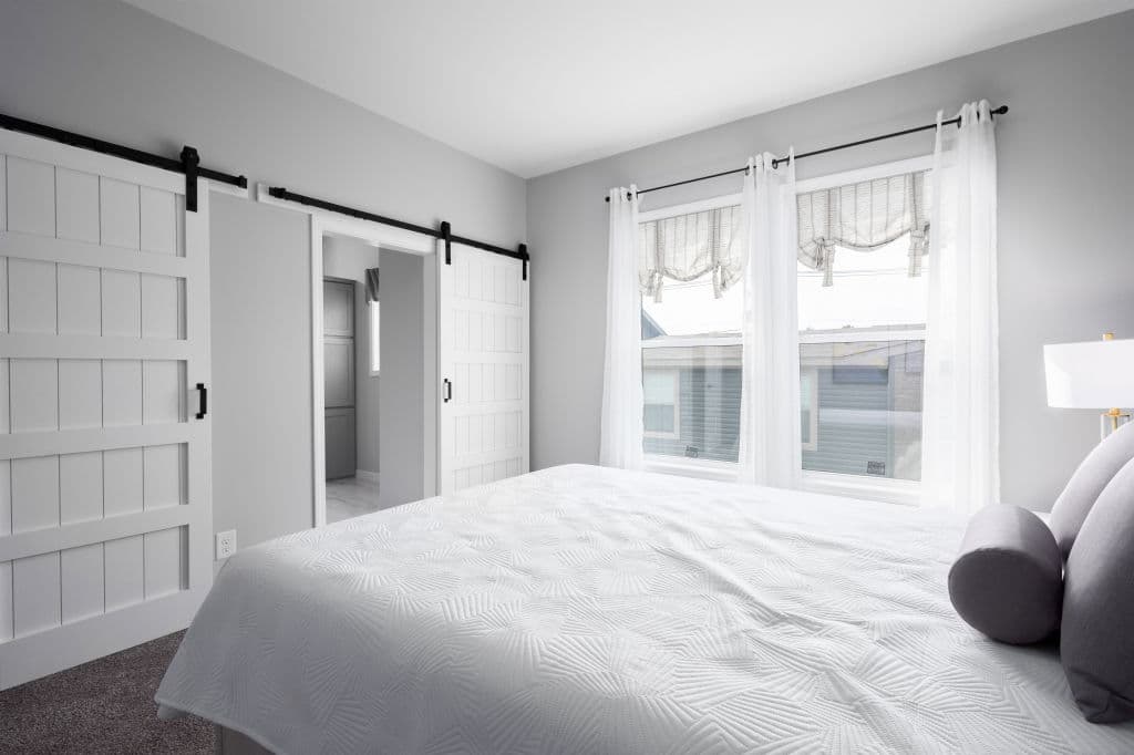 Pinecrest elite modular pgm5008-p bedroom home features