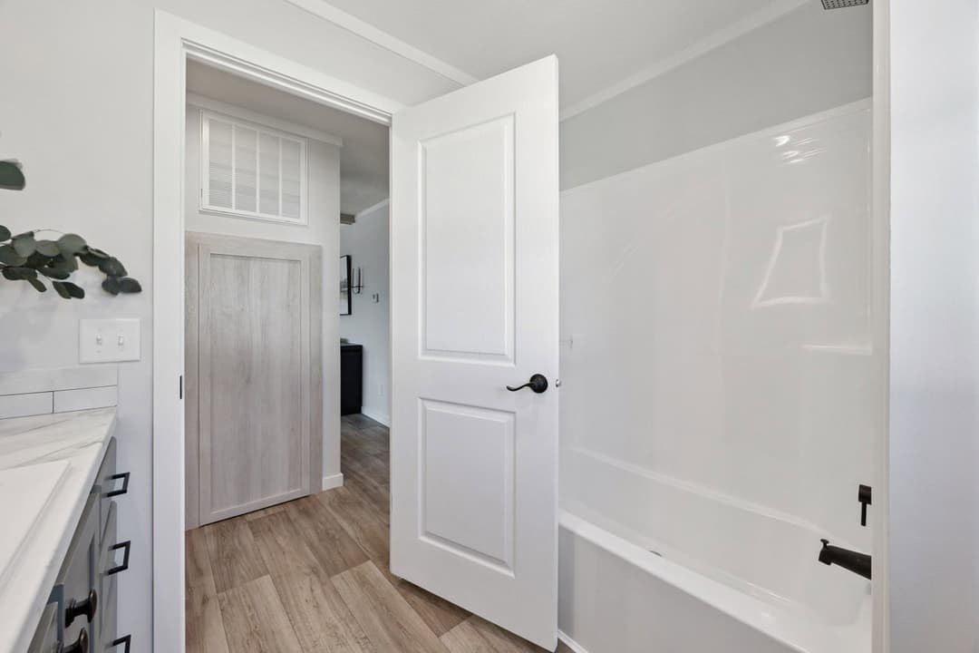 Axis 32563n bathroom home features