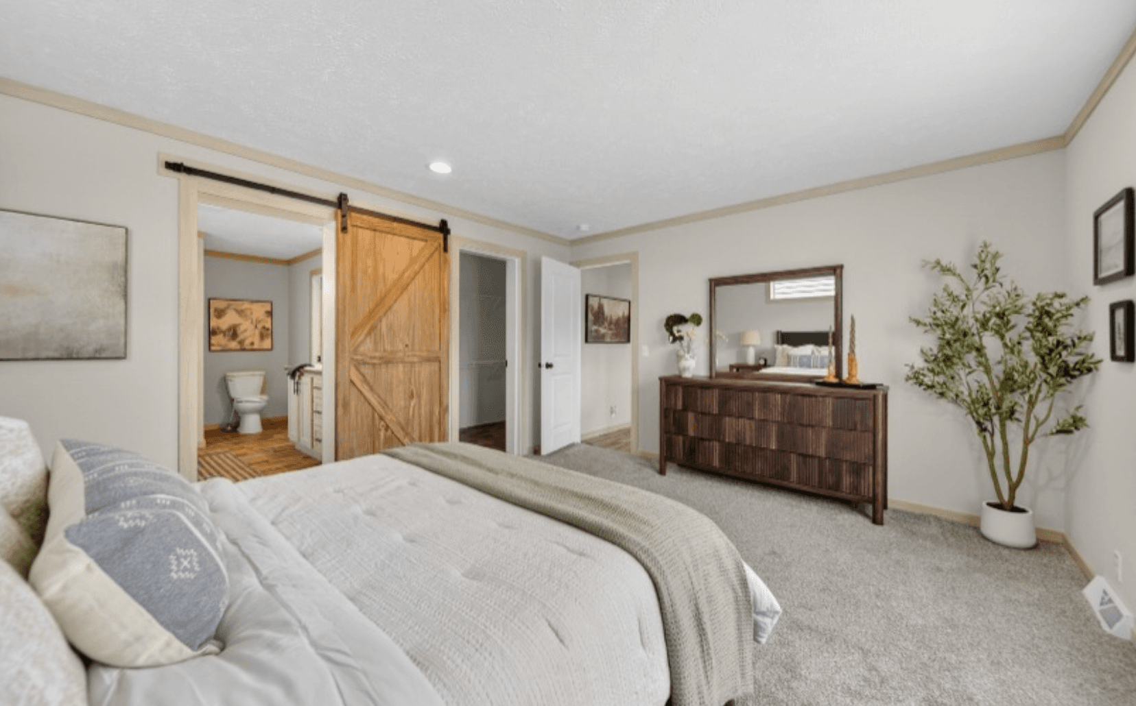 Kodiak 28724x bedroom home features