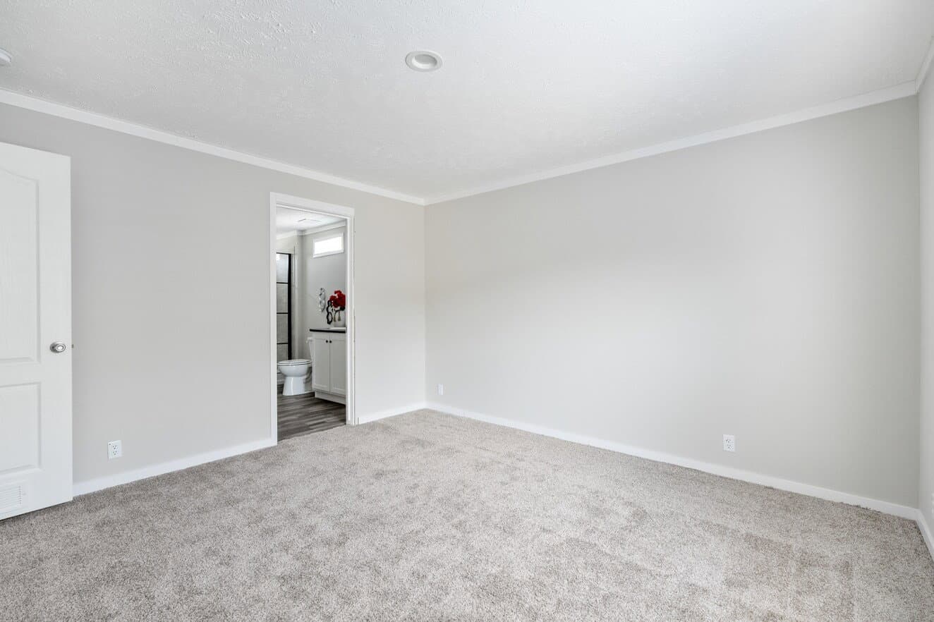 Uproar 28483u bedroom home features