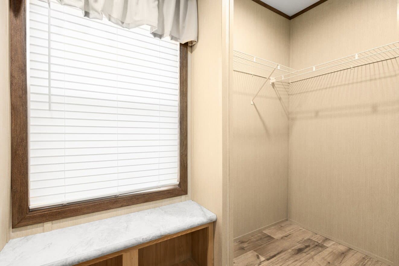 Regulus interior home features