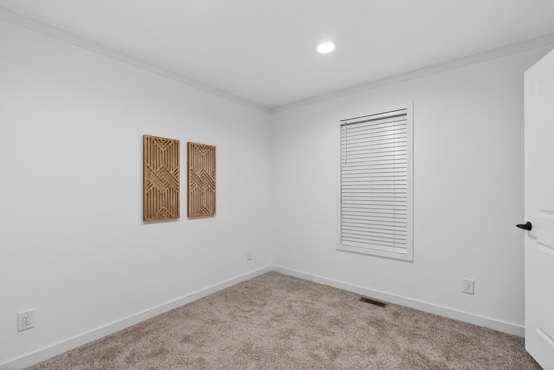 Aura 28644n bedroom home features