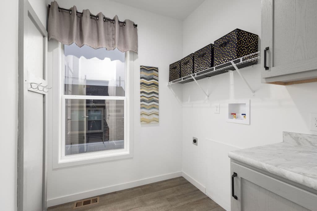 Pinecrest elite modular pgm5009-p interior home features