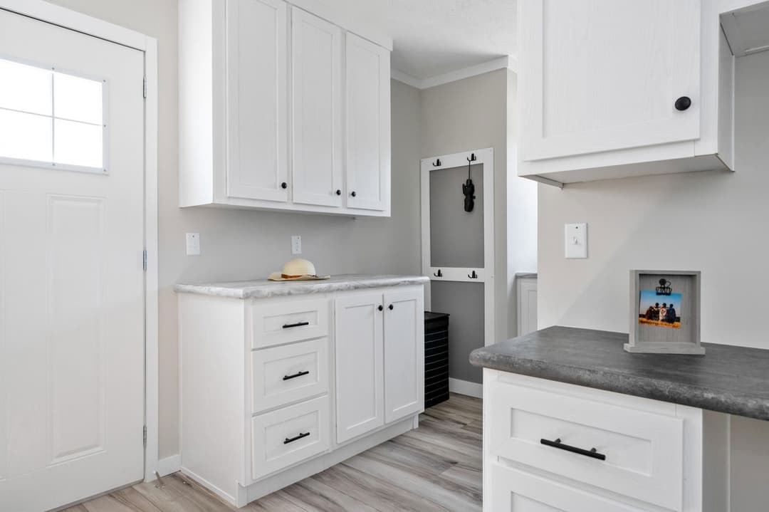 Champ 28563t interior home features