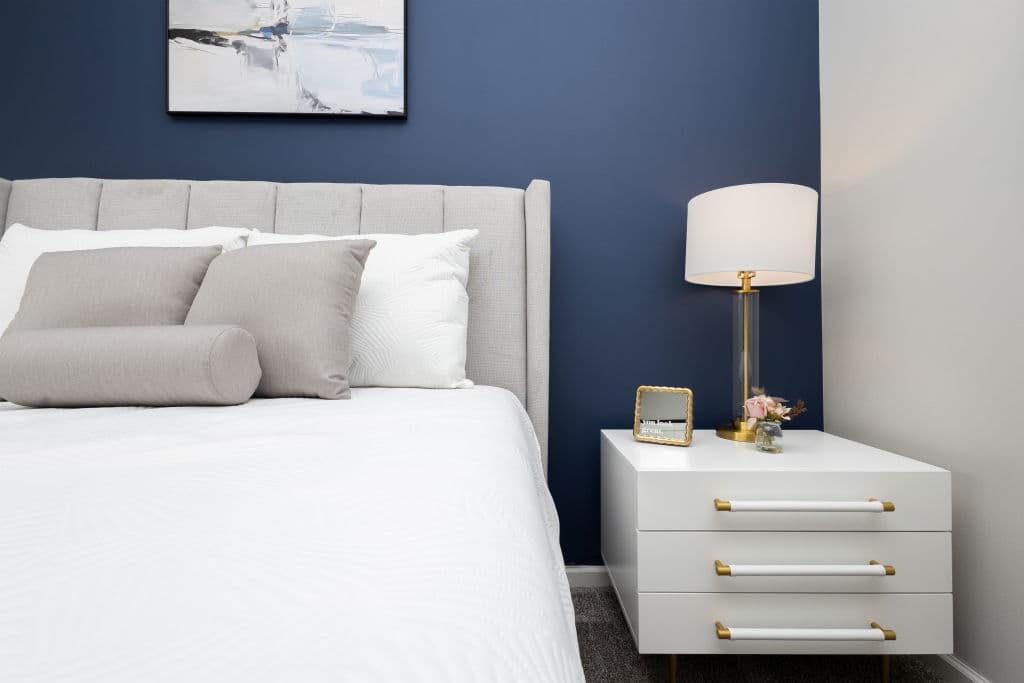 Pinecrest elite modular pgm5008-p bedroom home features